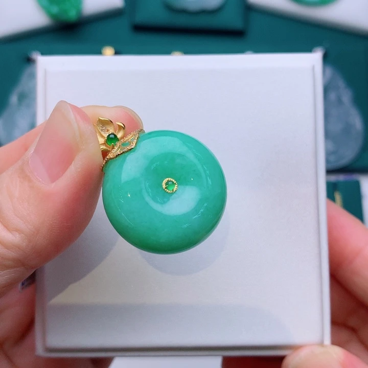 翡翠18K金镶嵌颈饰面包扣