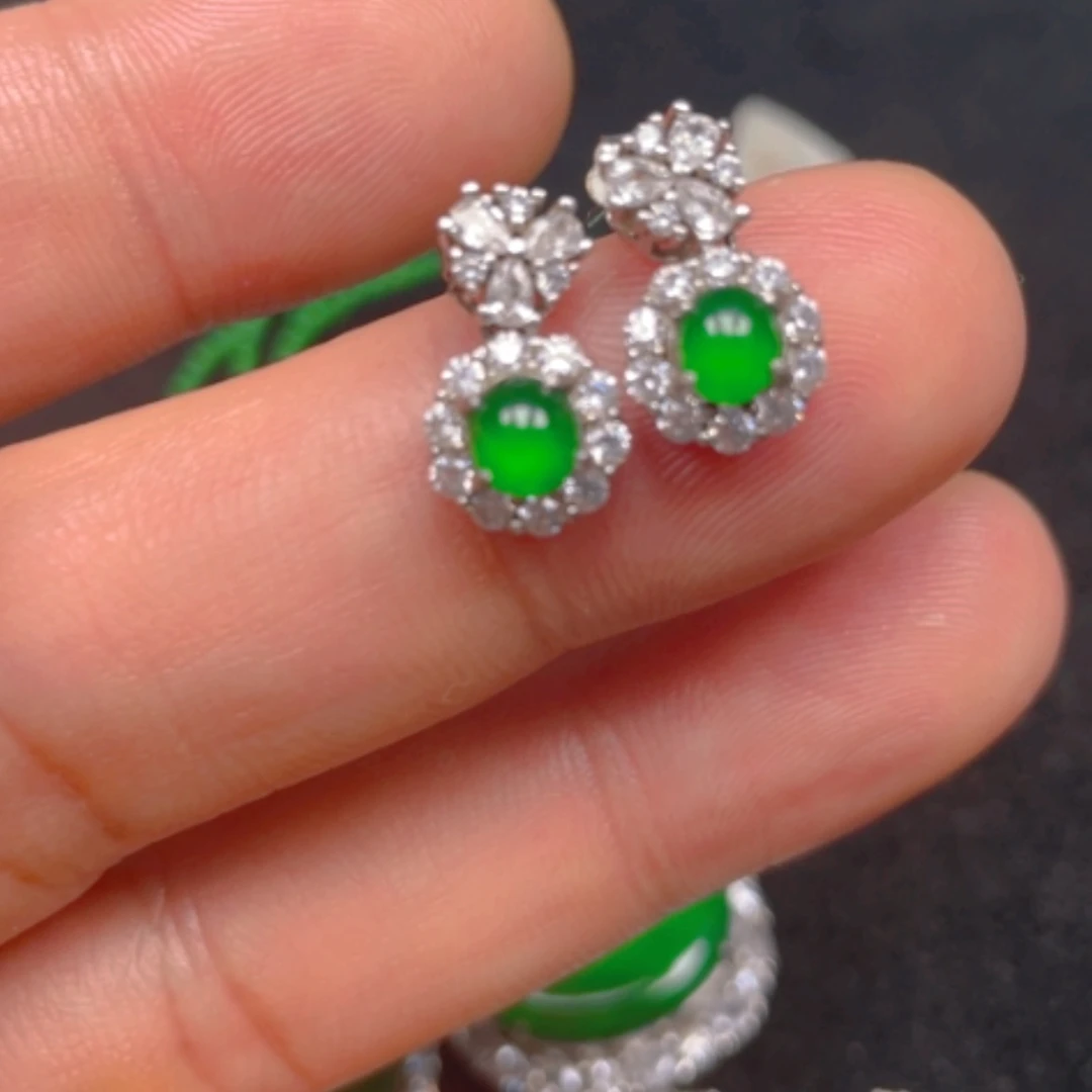 【闪购商品】颈饰银S925镶嵌翡翠耳钉