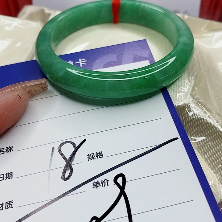 翡翠手镯未镶嵌翡翠