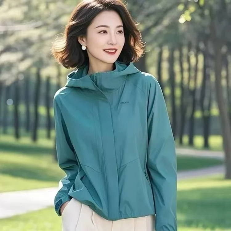 2025春天超火气质休闲又a又飒绿色连帽冲锋衣外套女高级感轻熟风