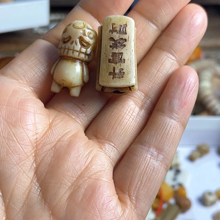 配饰驼骨雕刻阿呆一起出