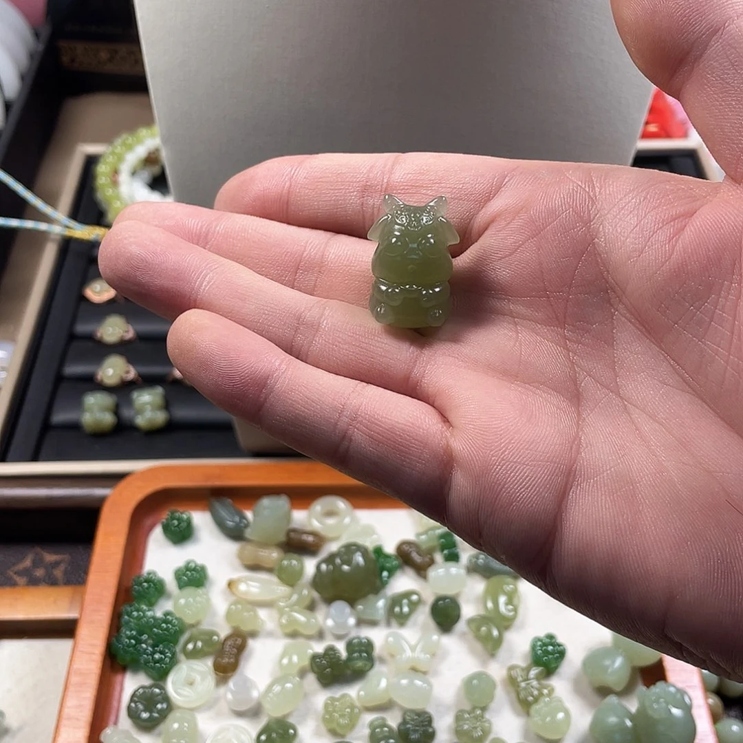 雪***吟和田玉未镶嵌颈饰