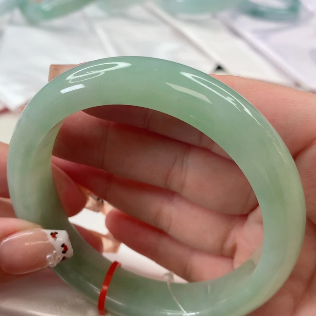 翡翠手镯未镶嵌60.8圈口甜果绿色