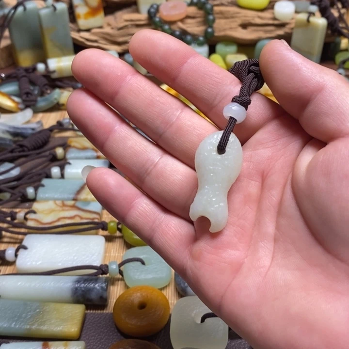 蛇纹石玉未镶嵌挂件