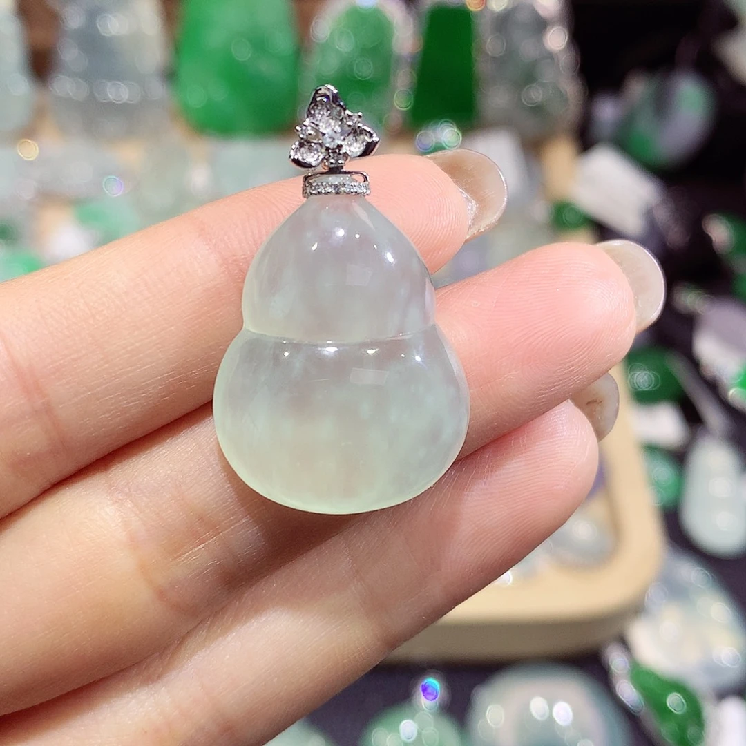 翡翠18K金镶嵌颈饰葫芦