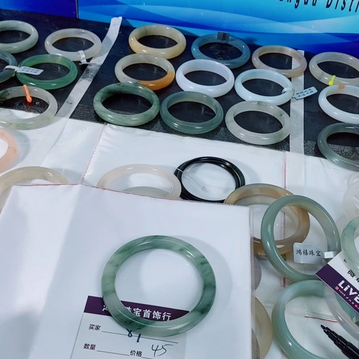 熊***子石英质玉未镶嵌手镯89