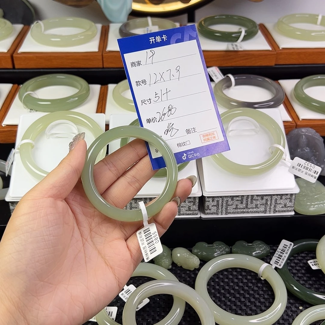 和田玉手镯未镶嵌吃****?