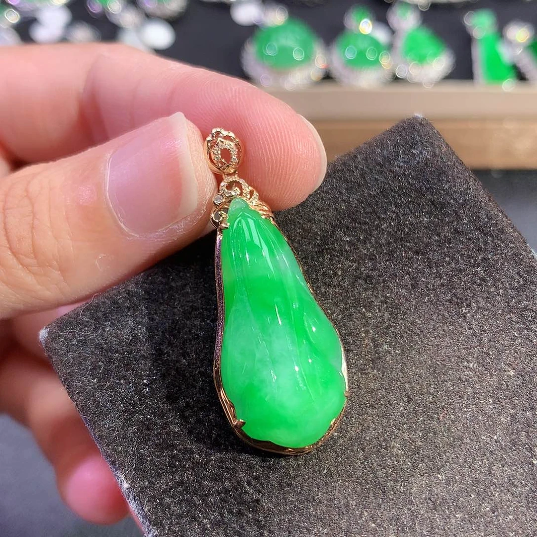 翡翠18K金镶嵌吊坠(赠链)