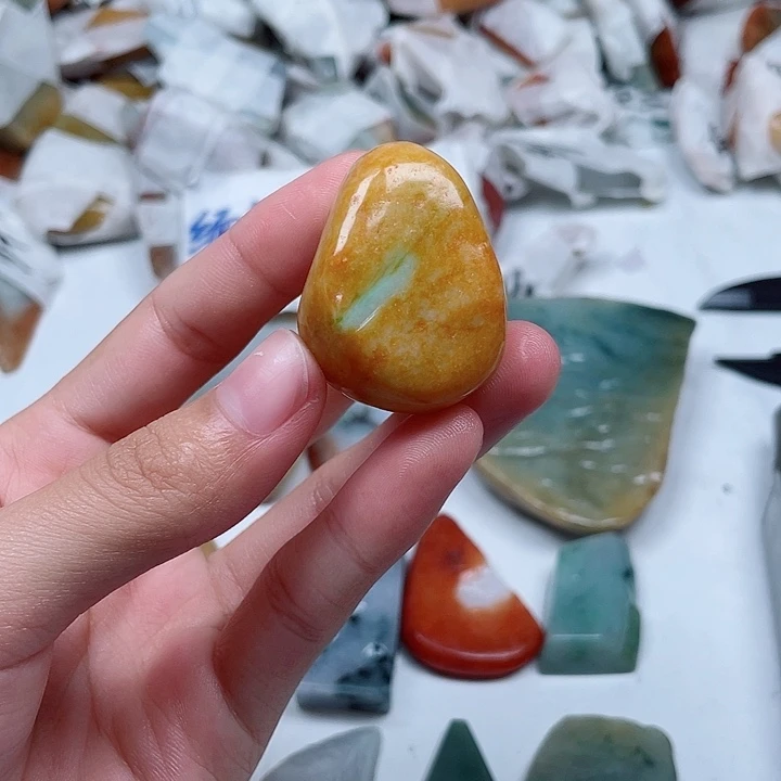 句***g翡翠未镶嵌颈饰翡翠
