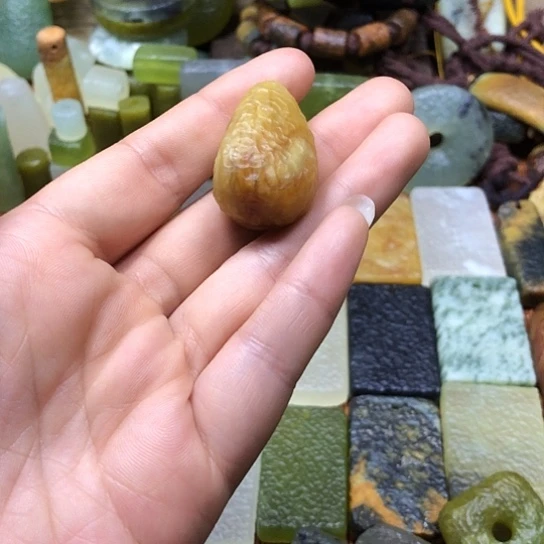 岫玉未镶嵌颈饰岫