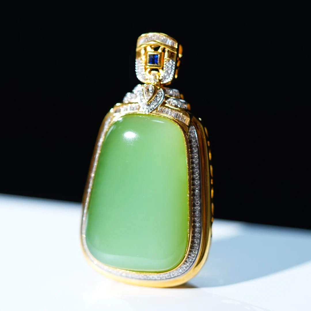 『小浩珠宝』天然和田玉碧玉老料·顶俄粉绿冰底猫眼无事牌18K珍藏级