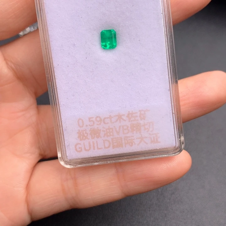 欢***丷裸石未镶嵌祖母绿0.59克拉