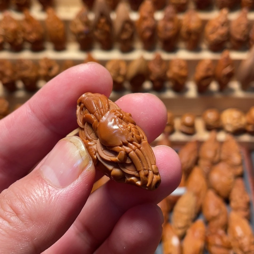 橄榄核吊坠大螃蟹