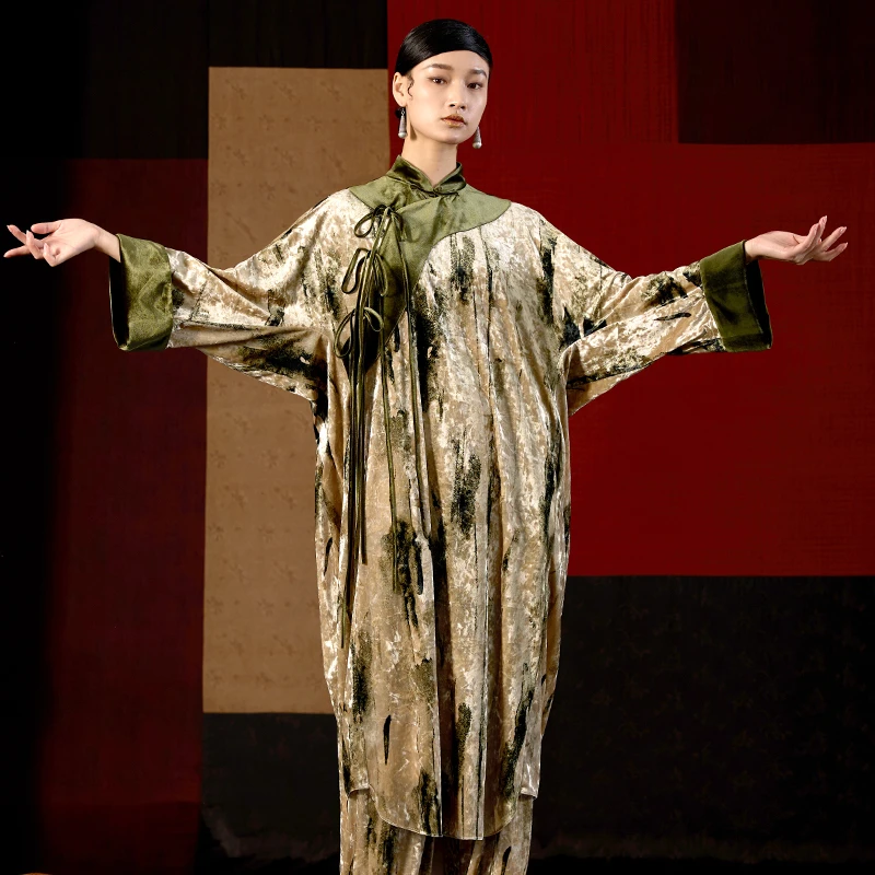 界内界外新中式国风印花金丝绒蝙蝠袖宽松立领长款连衣裙J43Q7087