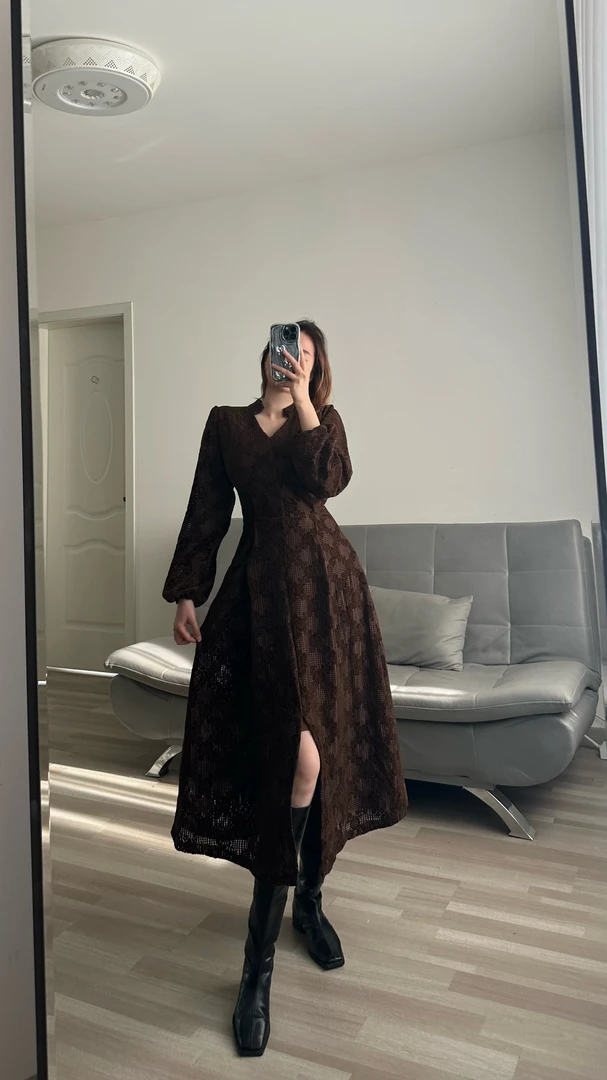 秋冬新款镂空碎花V领飘带收腰显瘦气质长袖连衣裙