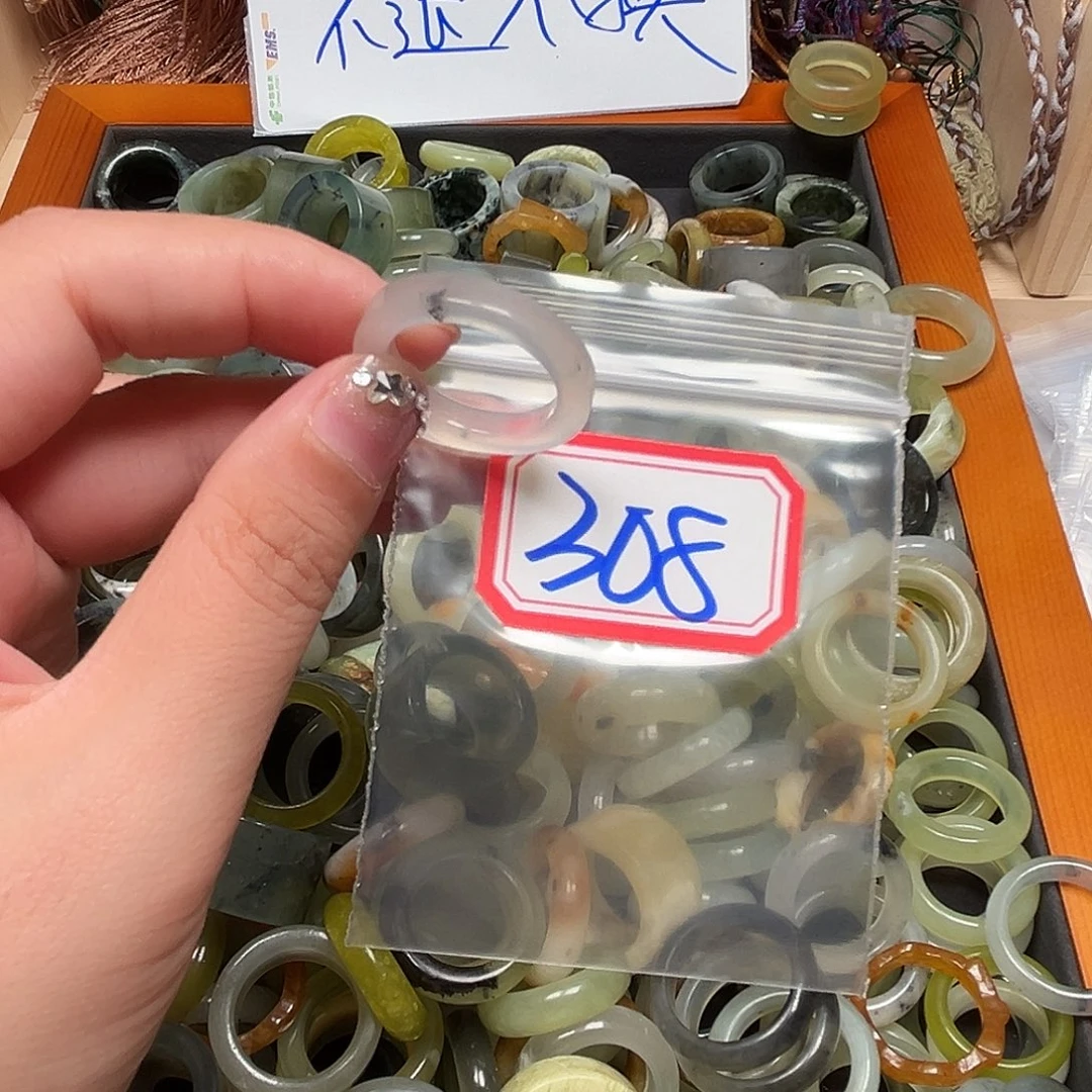 月***初未镶嵌蛇纹石玉珠宝奇石