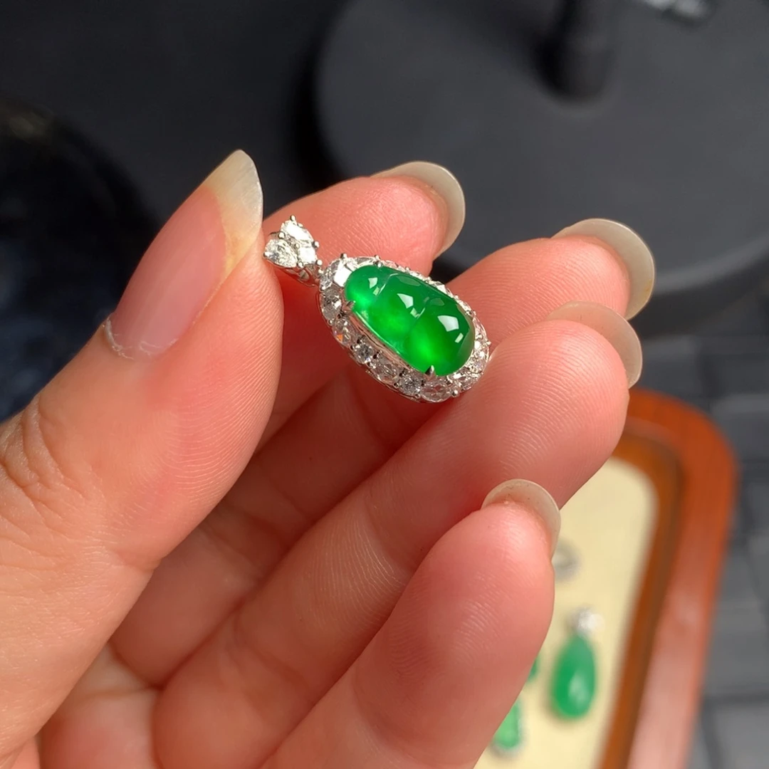 颈饰18K金镶嵌翡翠梦中情豆