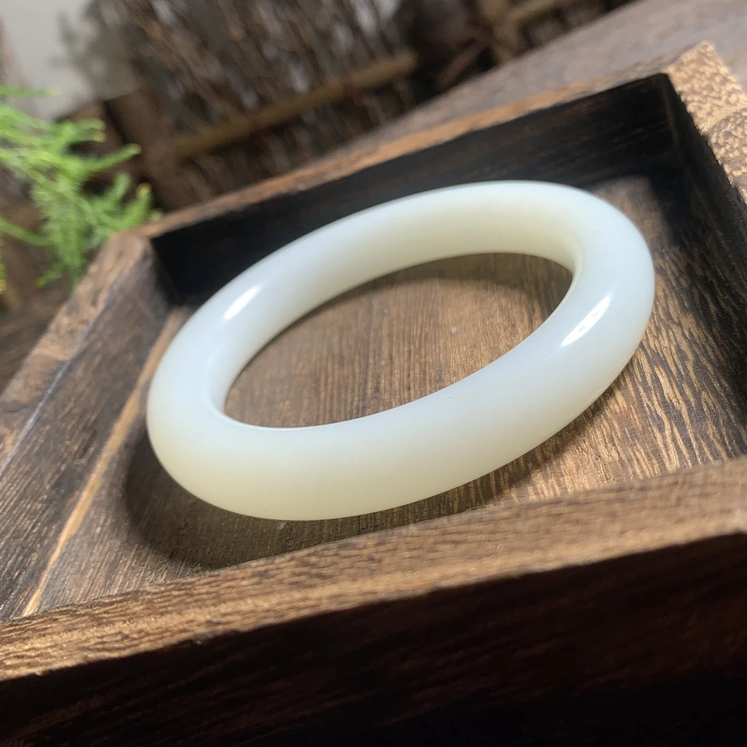 精美和田玉羊脂白玉手镯，觅腕间风情，大美不言，如脂般白皙温润，