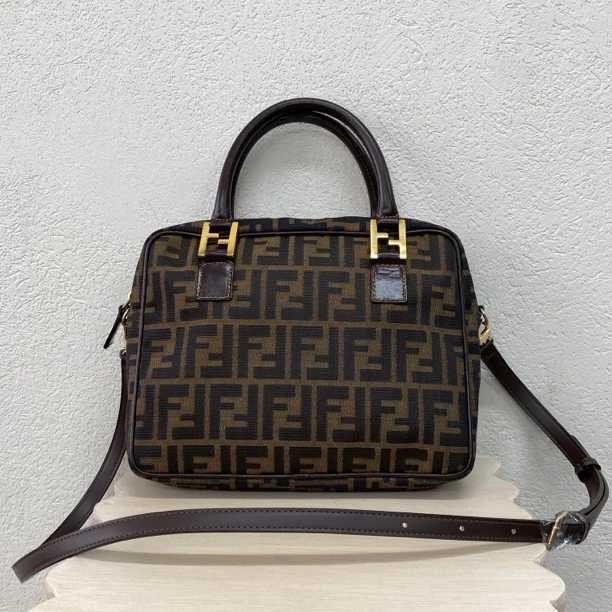 95新 FENDI/芬迪 老花plume盒子手提斜挎包底长25 118750