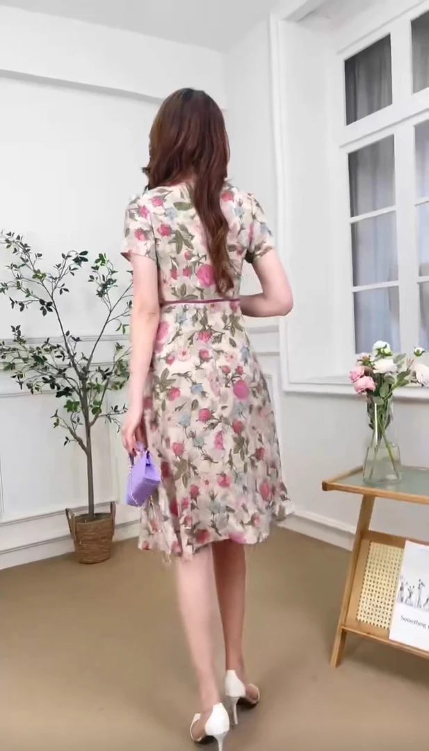 新款夏季精致高端遮肉显瘦时尚碎花系带连衣裙