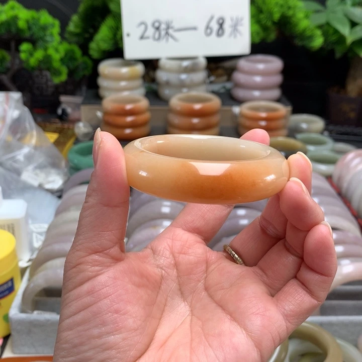 石英质玉（佘太翠）未镶嵌手镯50