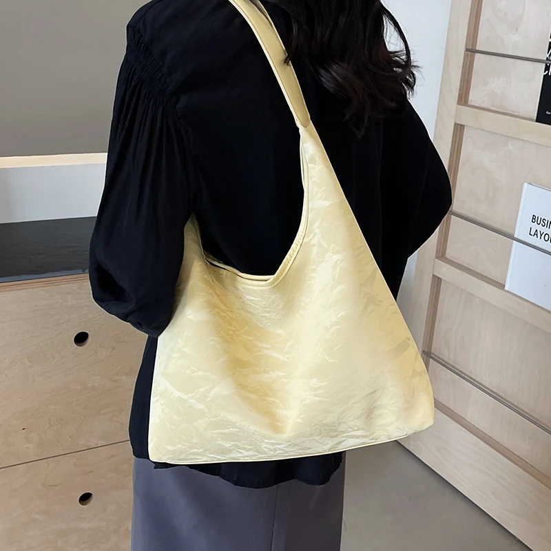 休闲大容量托特包包女夏季新款学生上课包百搭通勤单肩腋下水桶包