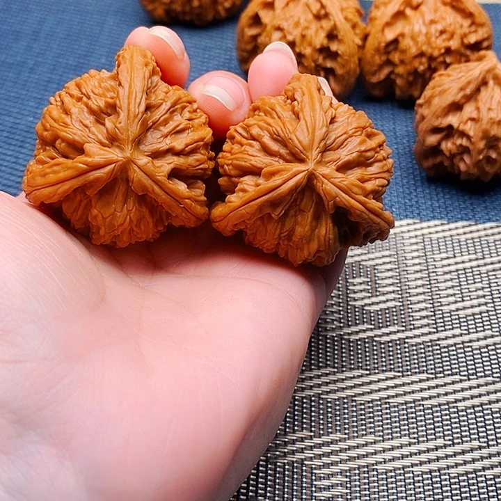 泛***辈文玩核桃吊坠三棱