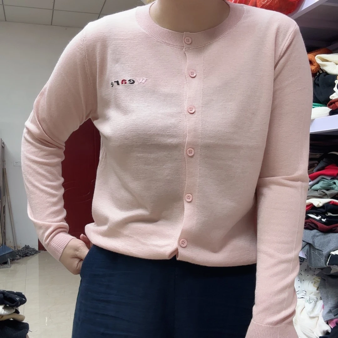 粉色刺绣开衫外套