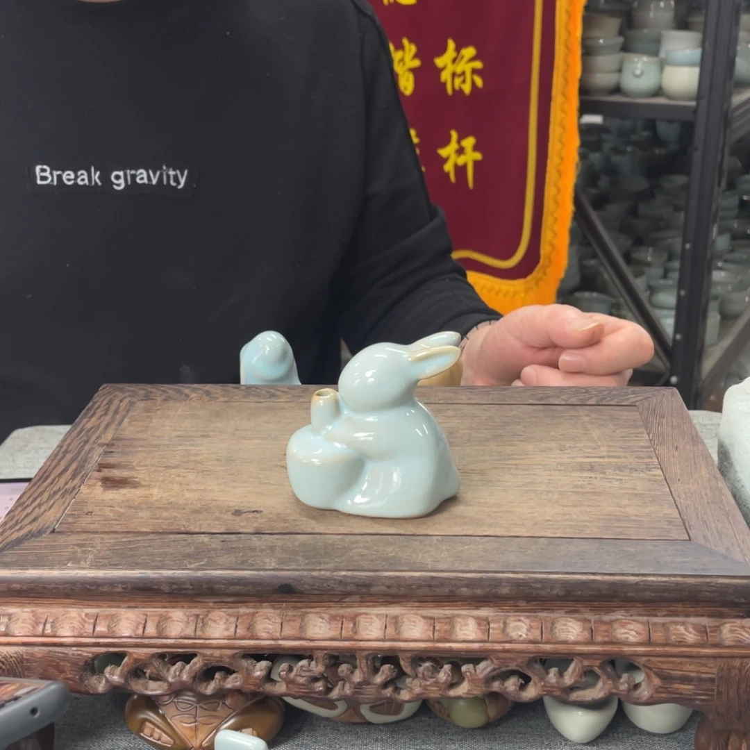 瓷片天青釉捣药兔