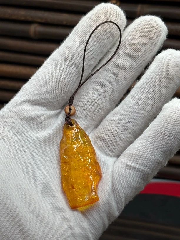 天然琥珀随型去皮抛光编制手机链