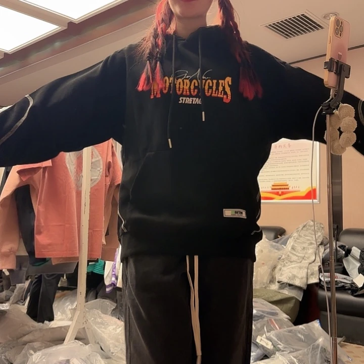 黑色连帽卫衣 M 最大穿到 160