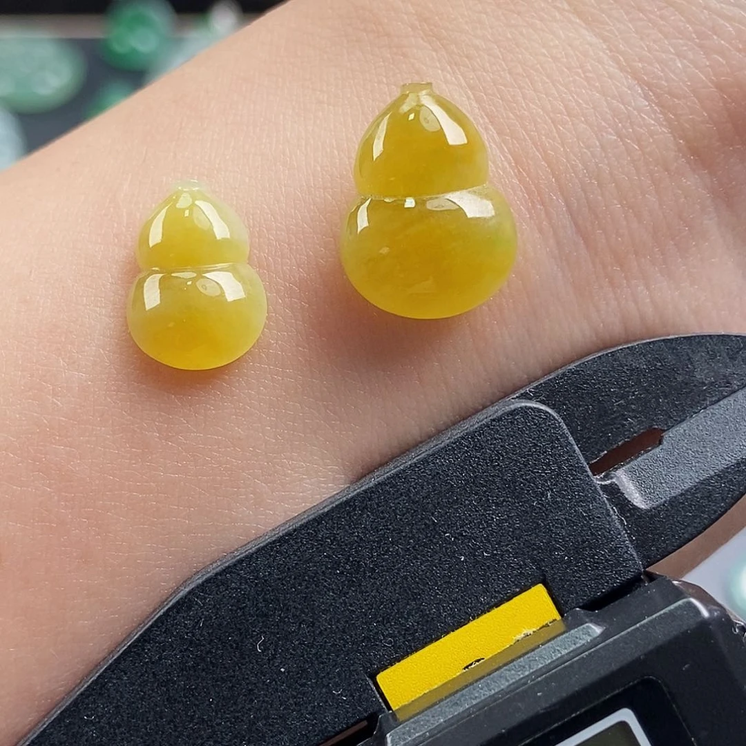 翡翠未镶嵌颈饰小**?葫芦