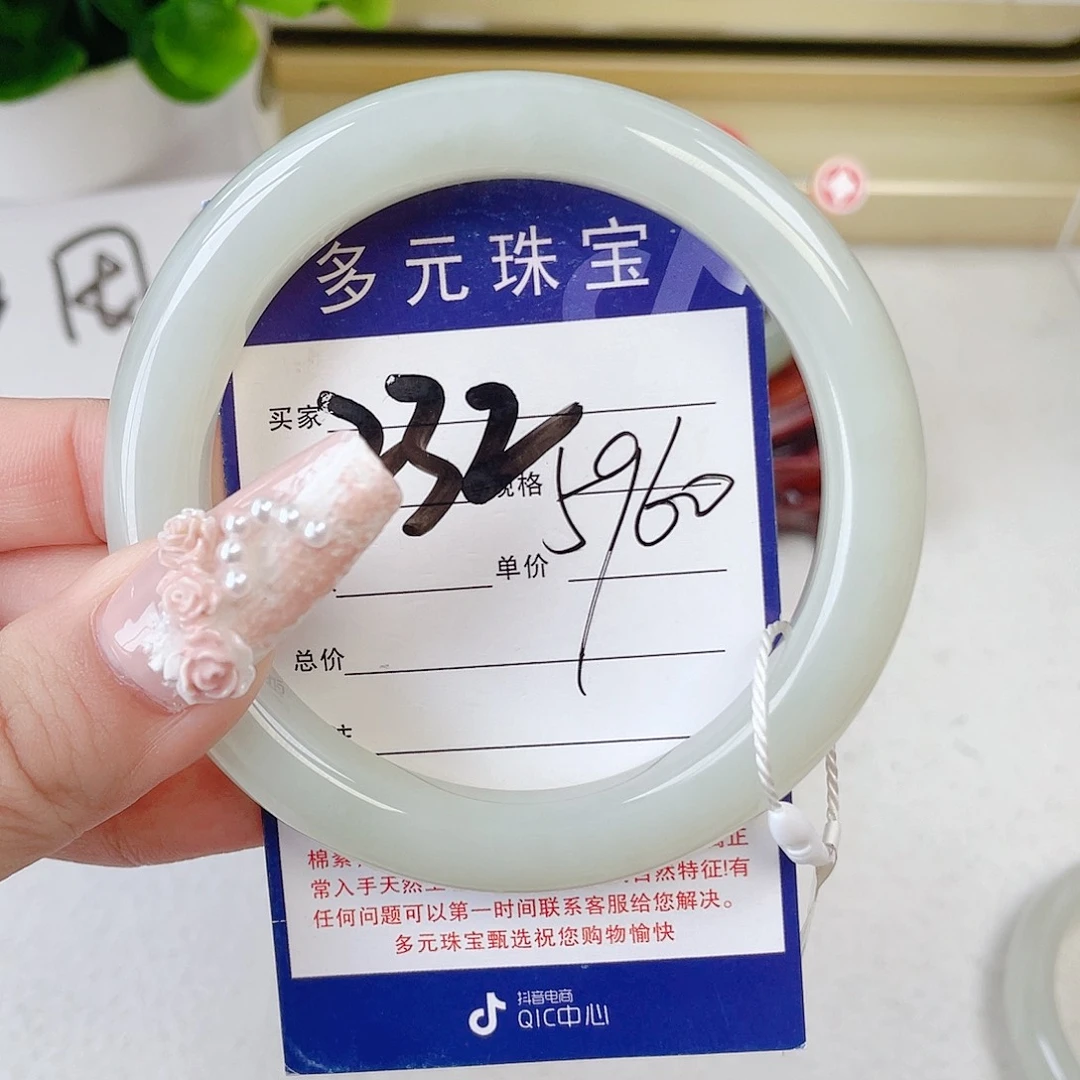 圣***鼻未镶嵌手镯和田玉