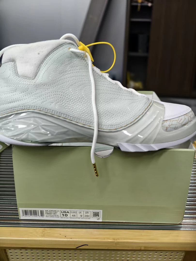 Nike  aj23 白色 全新原盒  44码  11月20  A184 孙