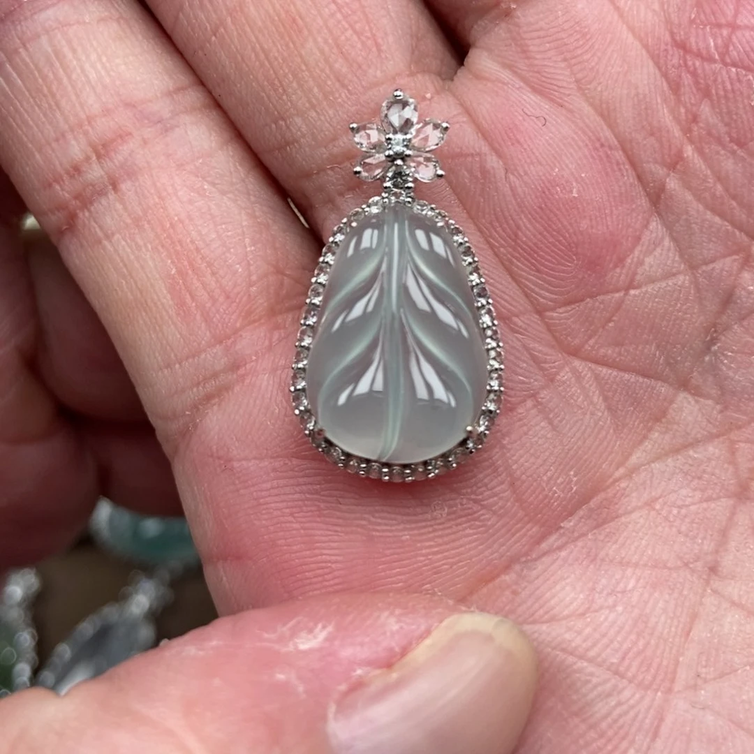 翡翠18K金镶嵌颈饰叶子