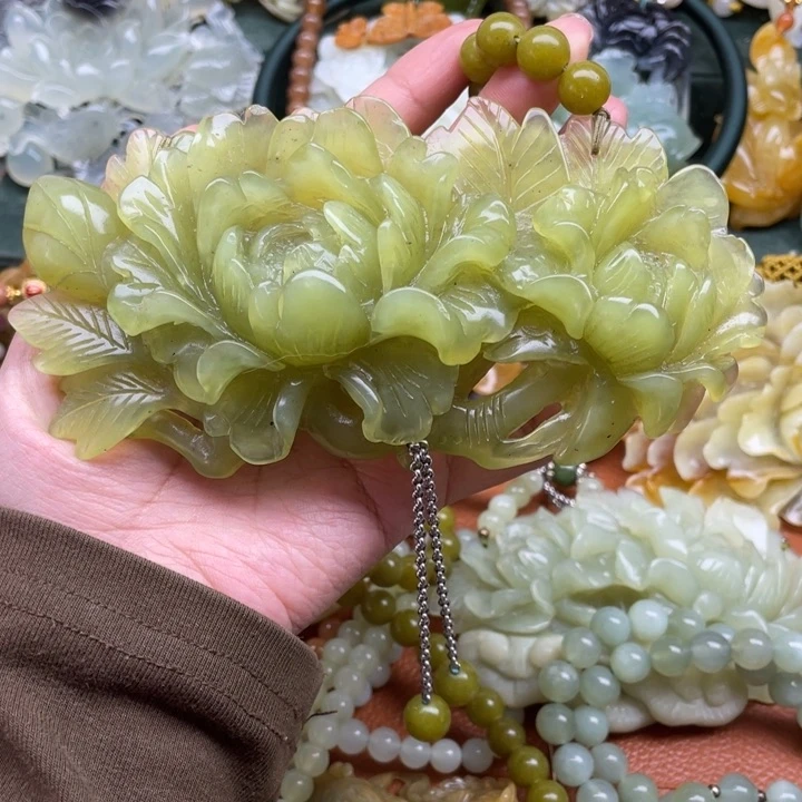 蛇纹石玉吊坠合金