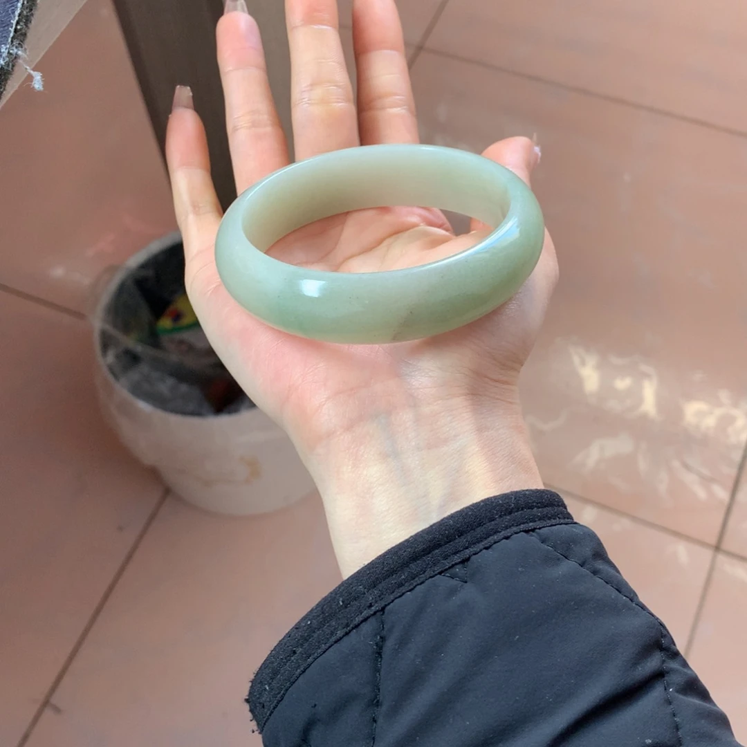 石英质玉手镯未镶嵌山****里