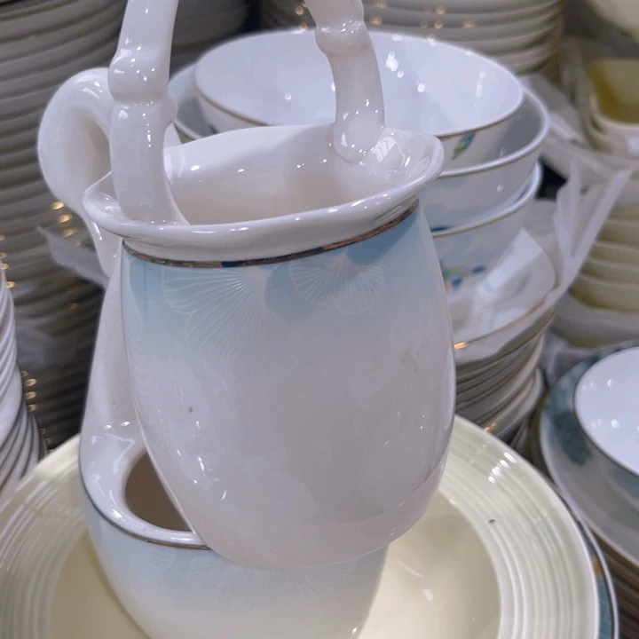 瓷片天鹅花篮各一个