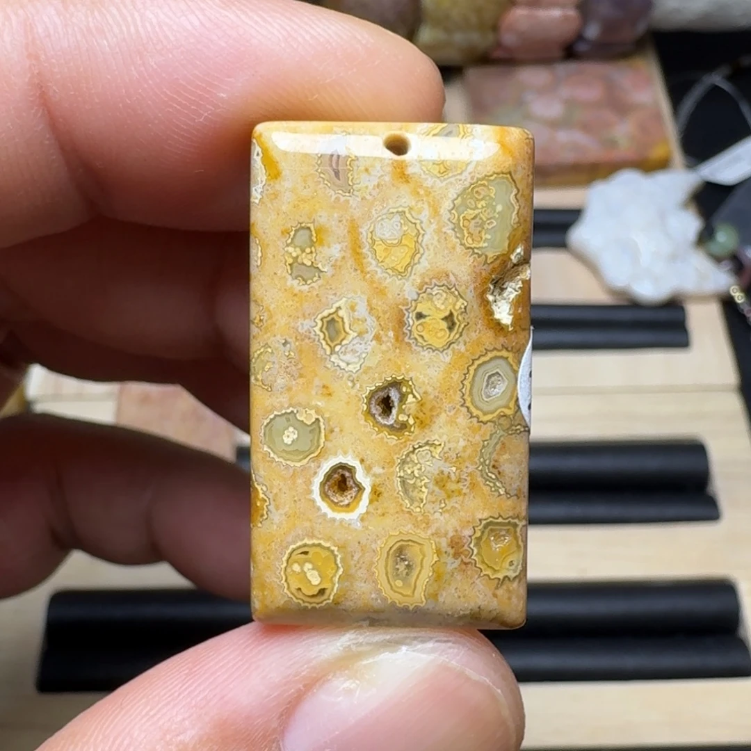 未镶嵌纯天然色有机玉石保真色硅化玉