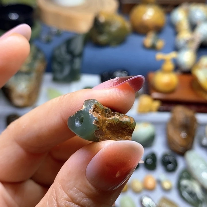 未镶嵌岫岩河磨玉（透闪石质玉）挂件