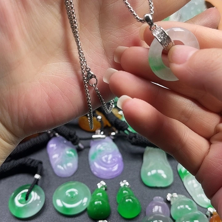 翡翠未镶嵌颈饰甜甜圈