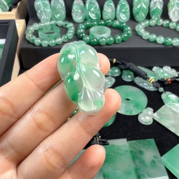 石英质玉未镶嵌颈饰