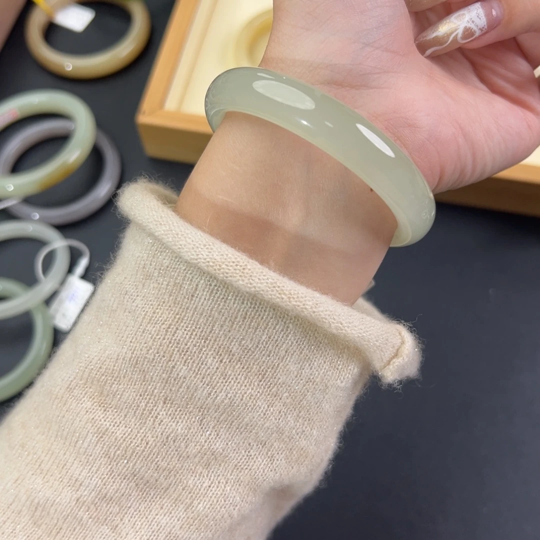 和田玉未镶嵌手镯