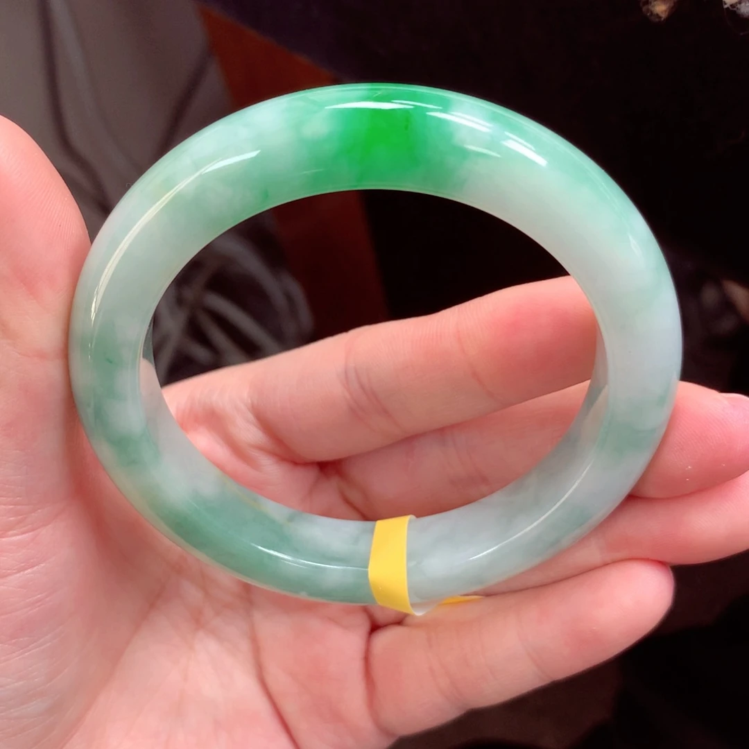 翡翠手镯未镶嵌缅甸