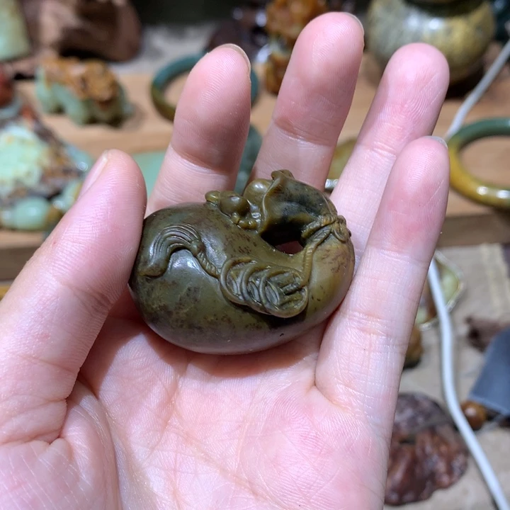 未镶嵌岫岩河磨玉（透闪石质玉）挂件
