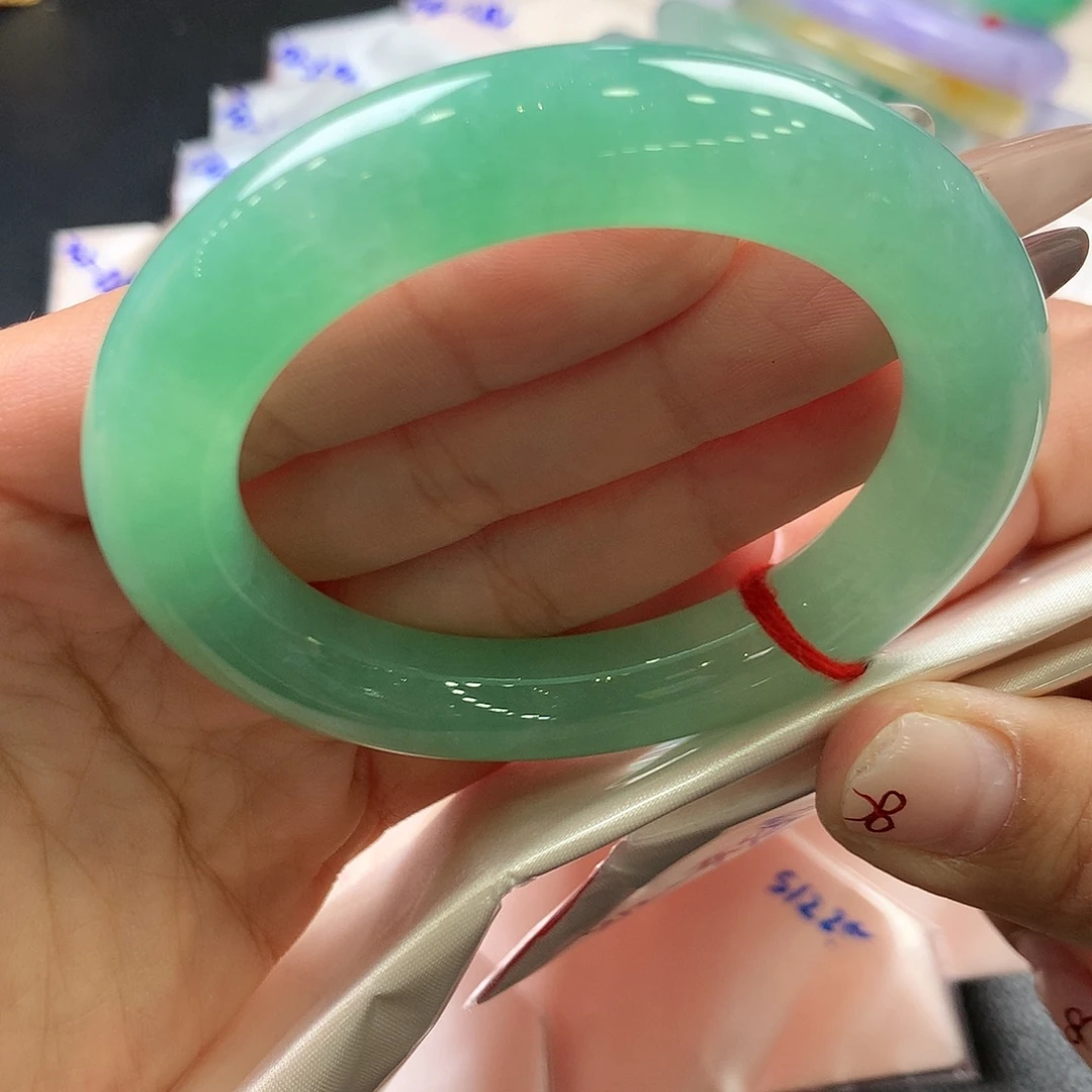 爱***己翡翠未镶嵌手镯（圆镯）分单54胖圆