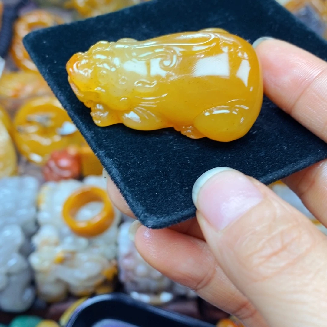 未镶嵌石英质玉（黄龙玉）颈饰