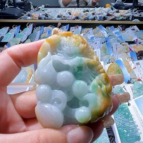 翡翠未镶嵌颈饰一个