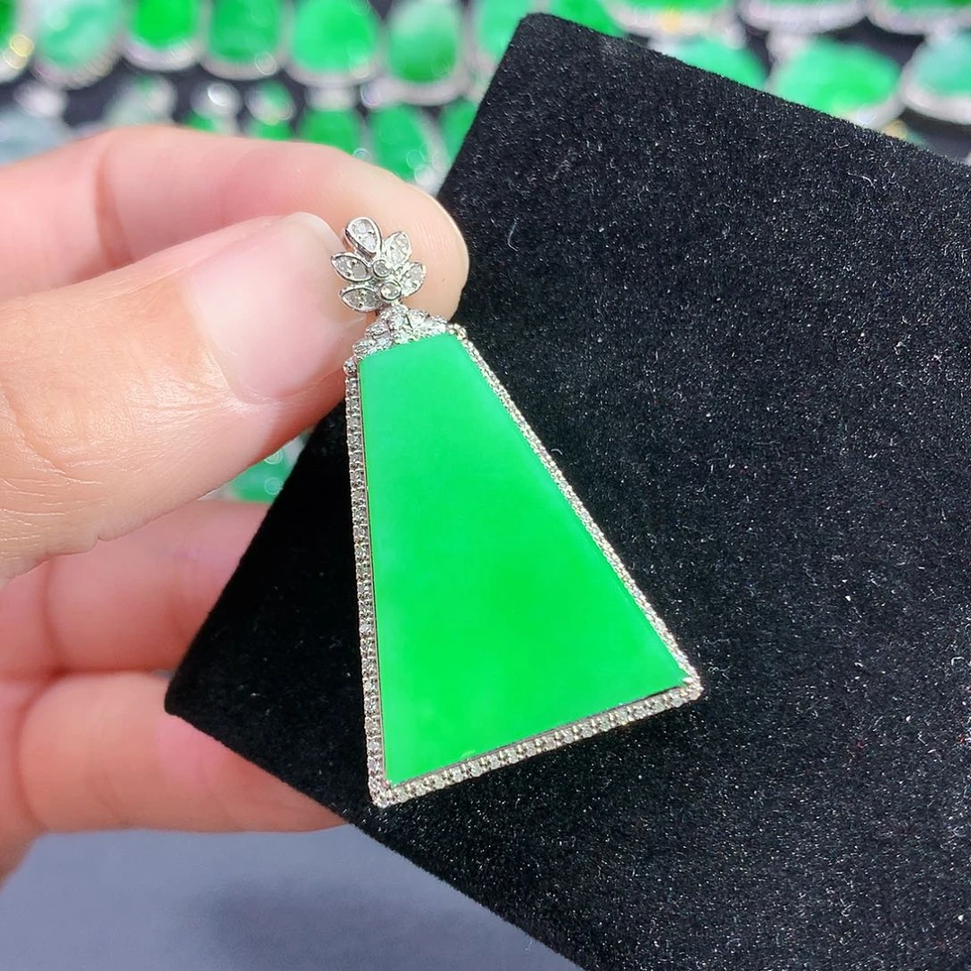 颈饰18K金镶嵌翡翠