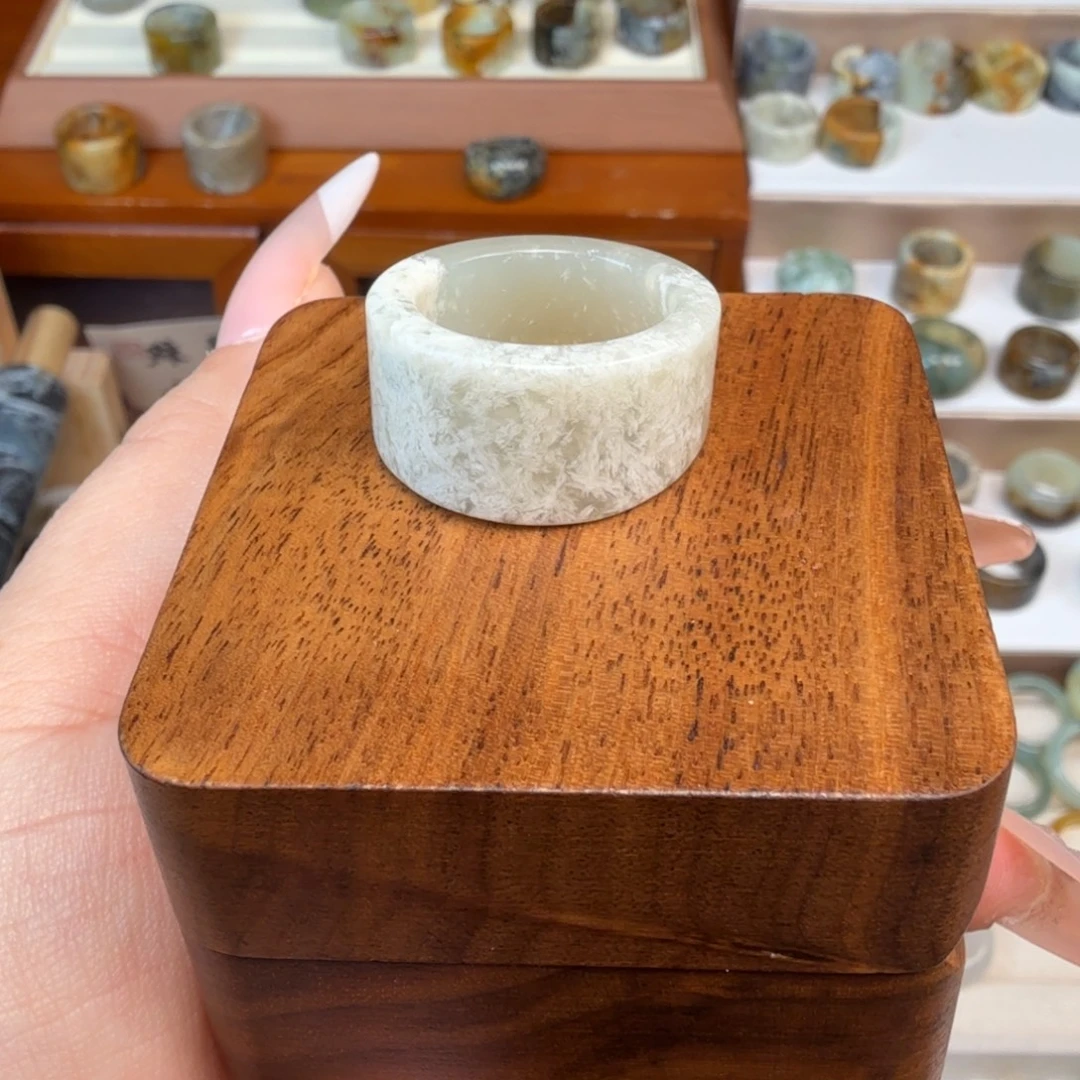 蛇纹石玉未镶嵌戒指微瑕18.4